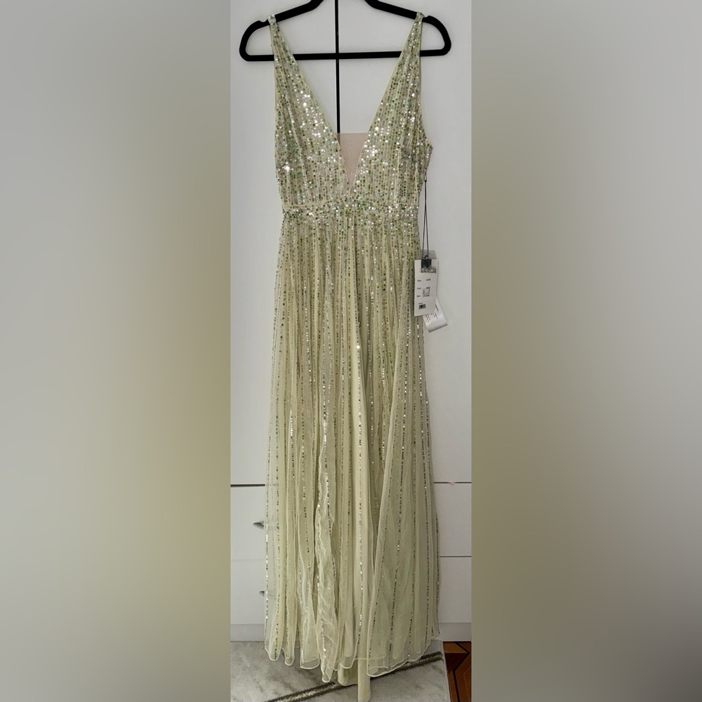 NWT $498 MAC DUGGAL SEQUIN PLUNGE NECK GOWN MINT 10700 SIZE 4 - Picture 6 of 6